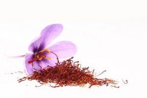 la fleur avec des brindille de safran, un épice qui améliore la sexualité
