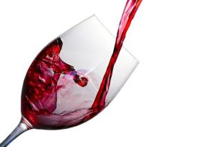 Un verre remplie par le vin qui agit bien sur l'érection